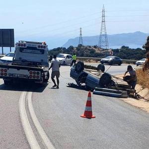 Otomobil kayalıklara çarptı: 2 yaralı
