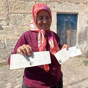 İşitme engelli çift, ürettikleri ürünleri yazdıkları kağıtlarla turistlere satıyor