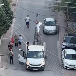 Elektrik kablosuna takılan güvercini kamyonetin kasasına çıkarak kurtardı