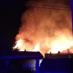 Kütahya’da çıkan yangında 3 ev kullanılamaz hale geldi