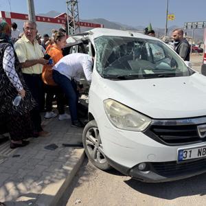 Düğüne gidenleri taşıyan otomobil ile çekici çarpıştı; 3 ölü, 2 yaralı