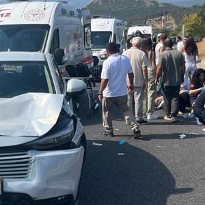 Yolun karşısına geçen aileye otomobil çarptı: 1 ölü, 3 yaralı