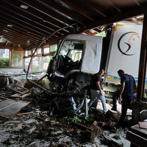 Freni boşalan kamyon, restorana girdi: kaza anı kamerada