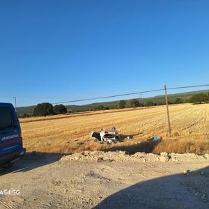 Otomobil, sürücüsünün gözünü güneş alması sonucu tarlaya uçtu: 2 yaralı