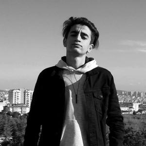 Motosiklet kanatlete çarptı: 1 ölü; 1 yaralı