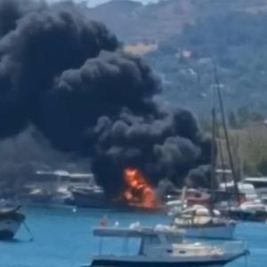 İzmir- Urlada tekne yangını /Ek video