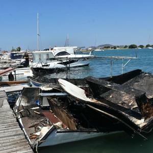Urlada alevlere teslim olan 5 tekneden 2si battı