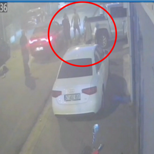 ‘Dur’ ihtarına uymayan sürücünün kullandığı kamyonet, park halindeki araçlar ile binanın kapısına çarptı