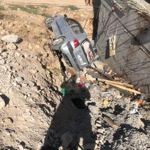 Otomobil apartman bahçesine düştü, sürücü yaralandı