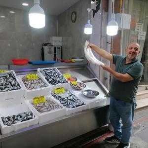 Rize’de sezonun ilk balıkları tezgahtaki yerlerini aldı