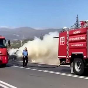 Seyir halindeyken alev alan otomobil yandı