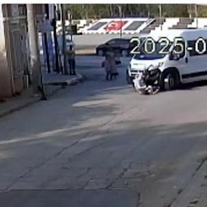 Okul yolunda servis minibüsünün çarptığı anne- oğul yaralandı; kaza kamerada