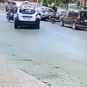 Otomobil ile çarpışan motosikletin sürücüsü metrelerce yükseğe savruldu; kaza anı kamerada