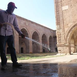 Yüzde 84 bedensel engelli, ömrünü 793 yıllık kervansarayın temizliğine adadı