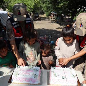 Jandarmadan tarım işçisi ailelerin çocuklarına sürpriz doğum günü