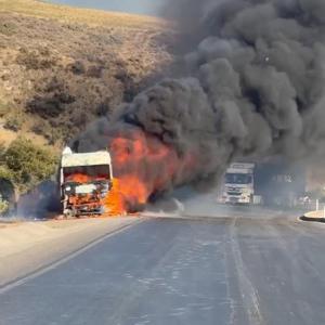 Seyir halindeyken alev alan TIR, kullanılmaz hale geldi