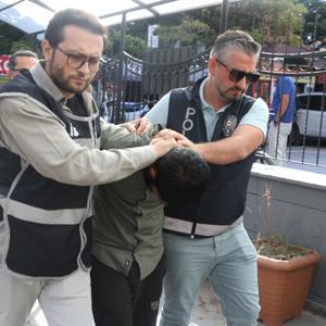 Eşini sokak ortasında darbeden şüpheli adliyede