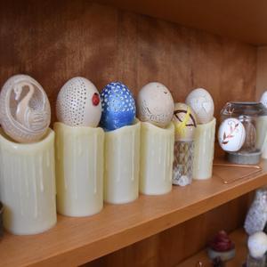 Yumurta kabuklarından süs eşyası yapıp satıyorlar