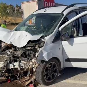 TIR ile ticari araç çarpıştı