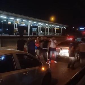 Trafikteki yol verme kavgası kamerada; 2 gözaltı