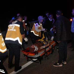 Sivasta 2 otomobil ve 1 traktör kazaya karıştı; 10 yaralı