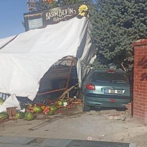 Otomobil, karpuz yüklü kamyona çarptı: 3 yaralı