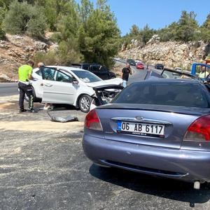 Otomobiller çarpıştı: 8 yaralı