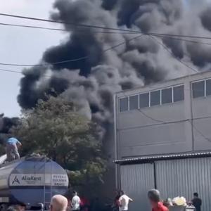 İzmirde lastik deposunda yangın