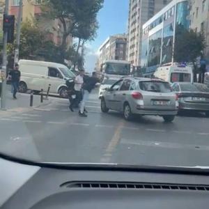 İstanbul- Gaziosmanpaşada trafikte yol verme kavgası; sopayla saldıranları biber gazıyla kovaladı