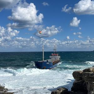 Kuru yük gemisi karaya oturdu; mürettebatı kurtarmak için çalışma başladı