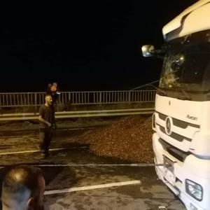 Karadeniz Sahil Yolu’nda TIR devrildi: 2 yaralı