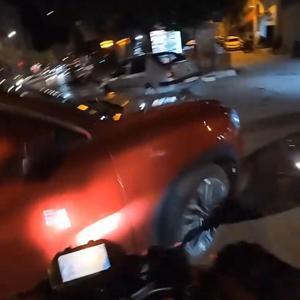 Cipe çarpan motosikletin sürücüsü yaralandı; kaza kask kamerasında