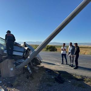 Otomobil refüjdeki direğe çarptı: 2 yaralı