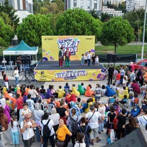 Küçükçekmece’de 90’lar konseptli yaza veda festivali düzenlendi