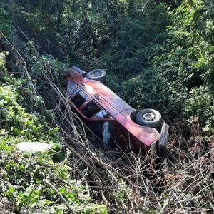 Sakarya’da otomobil şarampole devrildi: Aynı aileden 5 yaralı