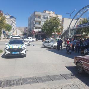 Kavşakta otomobille çarpışan motosikletin sürücüsü yaralandı