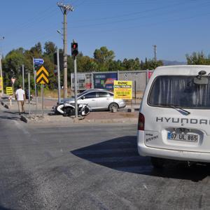 Minibüsle çarpışan motosikletli yaralandı