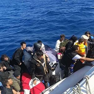 Didim açıklarında düzensiz göçmenleri taşıyan bot battı: Anne ile oğlu öldü