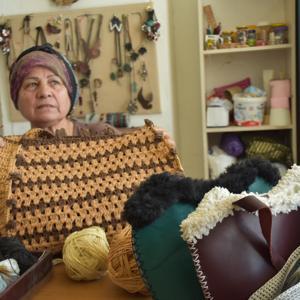 Kadın üreticiler, atık kağıtları sepete dönüştürdü