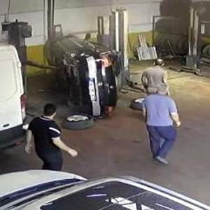 İstanbul- Arnavutköyde otomobil liftten düştü; tamirci son anda kurtuldu