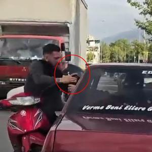 Trafikte kavga ettiği motosikletlinin kaskını aldı; o anlar kamerada