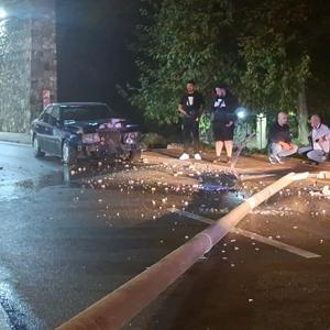 Bursa’da aydınlatma direğine çarpan sürücü, otomobilini bırakıp kaçtı