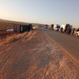 Mardin’de devrilen TIR’ın şoförü yaralandı