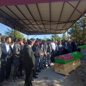 Gazdan zehirlenen anne ile kızı yan yana toprağa verildi