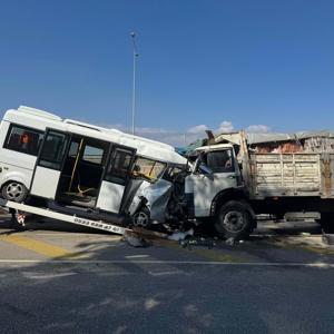 Minibüs ile kamyon kafa kafaya çarpıştı: 2 yaralı