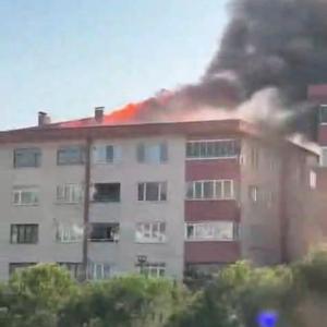 7 katlı apartmanın çatısı yandı