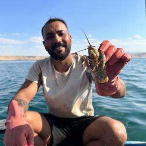 Şehrin stres ve kalabalığından sıkılıp köyüne döndü, tatlı su ıstakozu avına başladı