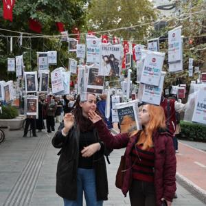 Asırlık çınarlara asılan 5 bin kitap dakikalar içinde toplandı