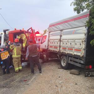Bursa’da traktör yüklü çekici ile kamyonet çarpıştı: 4 yaralı