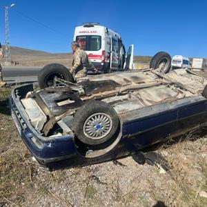 Ardahanda devrilen otomobildeki 4 kişi yaralandı